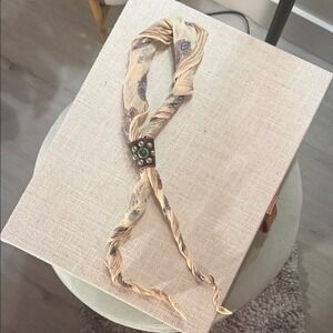 Floral‎ Scarf twisted does not include leather piece